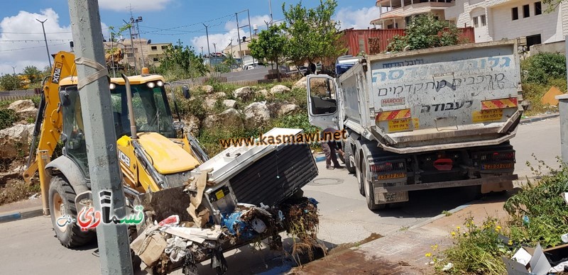 كفرقاسم ... في ظل الازمة طواقم العمل في بلدية كفرقاسم في حملة نظافة واسعة في شوارع واحياء المدينة والرئيس عادل بدير  سنستمر حتى تحت هذه الظروف الصعبة وشح الميزانيات  